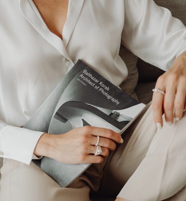 kaboompics_elegantly-dressed-female-architect-with-a-book-27623-1.jpg