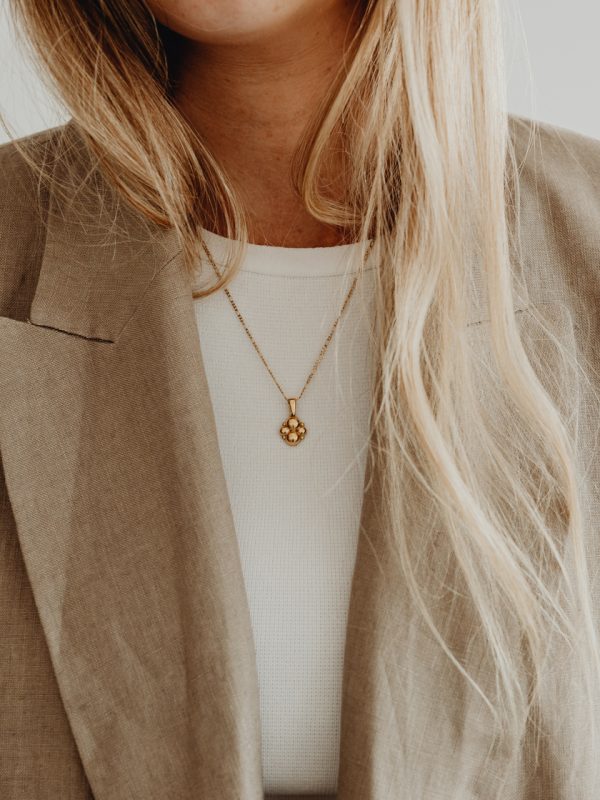 kaboompics_white-top-white-high-waisted-shorts-linen-jacket-gold-necklace-jewellery-27694.jpg